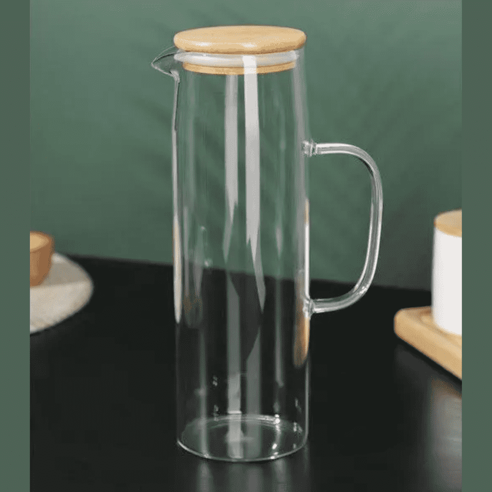 Carafa 1,5 L pentru Apa din sticla borosilicată Koken, recipient cu Capac din bambus si otel inoxidabil, Ulcior 26 x 8,5 cm, rezistenta la apa fierbinte, Transparent/Lemn