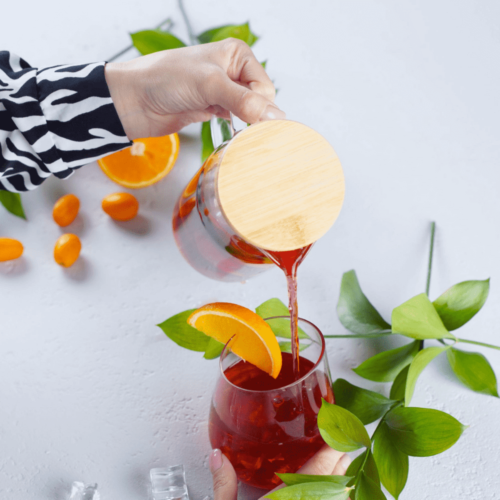 Carafa 1,5 L pentru Apa din sticla borosilicată Koken, recipient cu Capac din bambus si otel inoxidabil, Ulcior 26 x 8,5 cm, rezistenta la apa fierbinte, Transparent/Lemn
