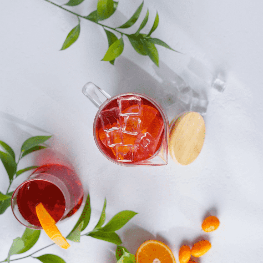 Carafa 1,5 L pentru Apa din sticla borosilicată Koken, recipient cu Capac din bambus si otel inoxidabil, Ulcior 26 x 8,5 cm, rezistenta la apa fierbinte, Transparent/Lemn