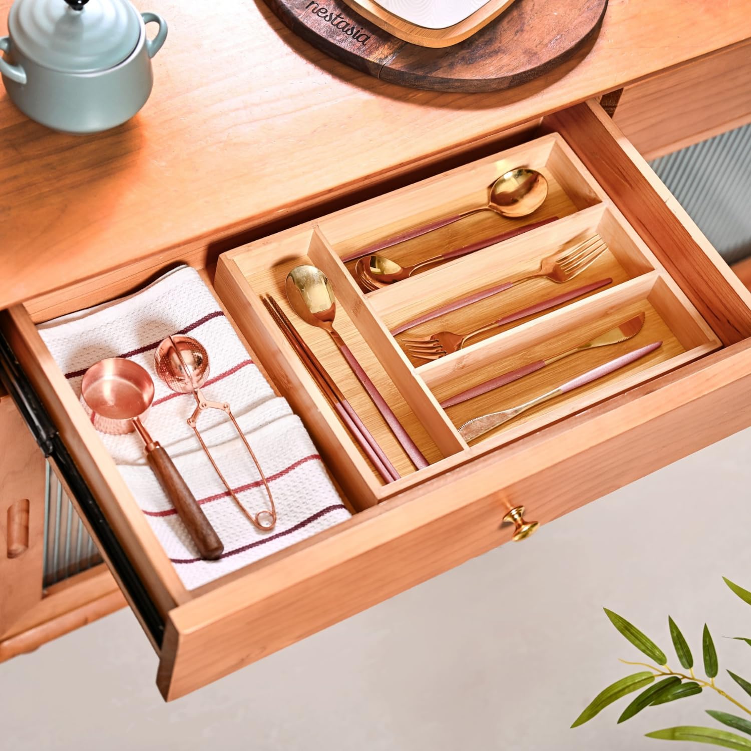 Suport tacamuri, ustensile de Bucatarie Koken, 4 compartimente, organizator multifunctional pentru sertar, Spatios, material durabil, usor de curatat, compact, design modern, 33x25x 4,3 cm, Lemn
