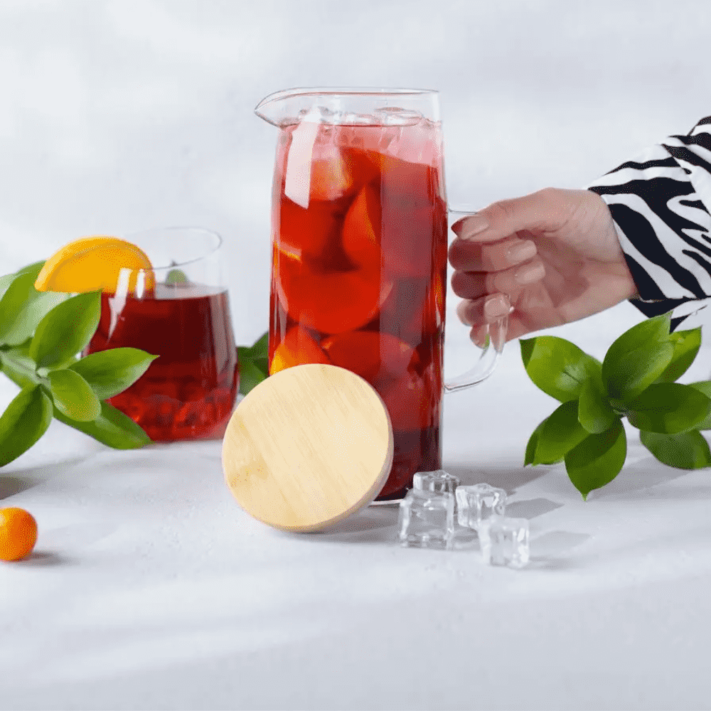 Carafa 1,5 L pentru Apa din sticla borosilicată Koken, recipient cu Capac din bambus si otel inoxidabil, Ulcior 26 x 8,5 cm, rezistenta la apa fierbinte, Transparent/Lemn