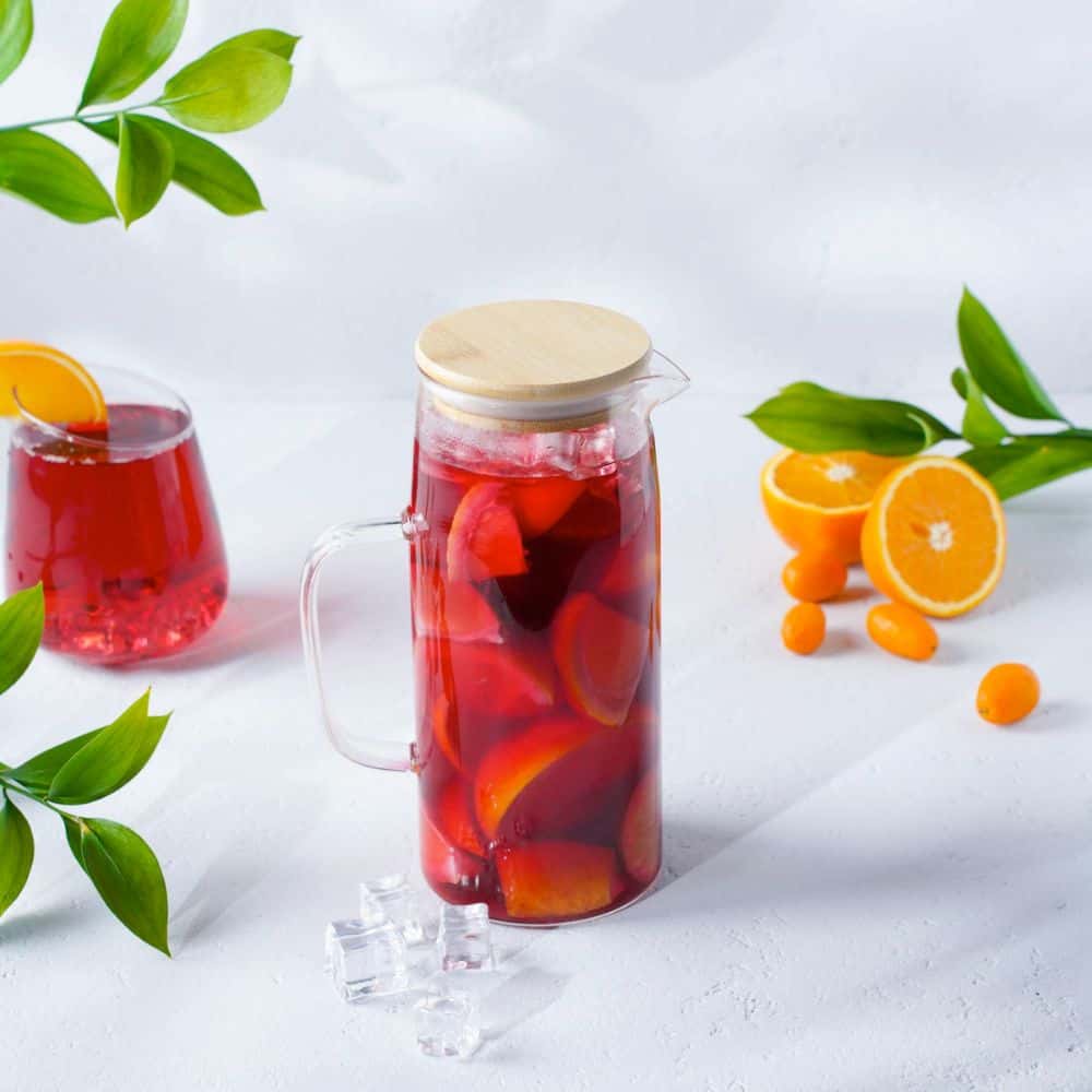 Carafa 1,5 L pentru Apa din sticla borosilicată Koken, recipient cu Capac din bambus si otel inoxidabil, Ulcior 26 x 8,5 cm, rezistenta la apa fierbinte, Transparent/Lemn