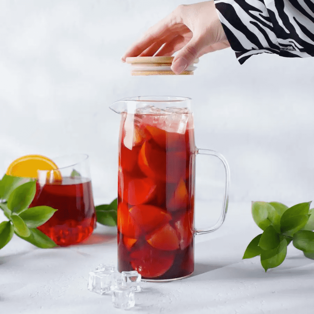 Carafa 1,5 L pentru Apa din sticla borosilicată Koken, recipient cu Capac din bambus si otel inoxidabil, Ulcior 26 x 8,5 cm, rezistenta la apa fierbinte, Transparent/Lemn