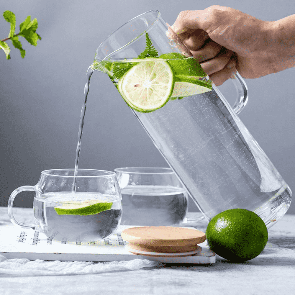 Carafa 1,5 L pentru Apa din sticla borosilicată Koken, recipient cu Capac din bambus si otel inoxidabil, Ulcior 26 x 8,5 cm, rezistenta la apa fierbinte, Transparent/Lemn
