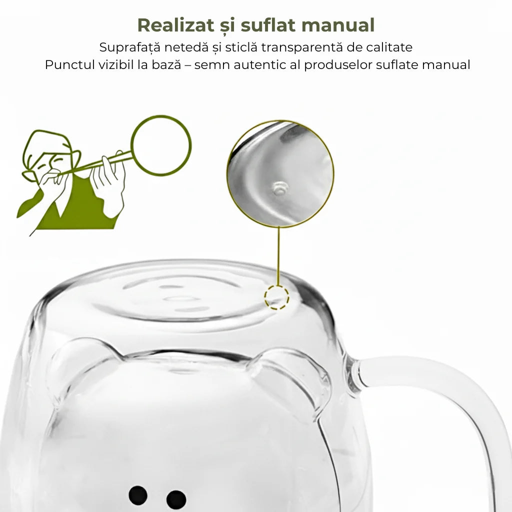Cana borosilicata cu perete dublu in forma de urs, realizata si suflata manual. Suprafata neteda si sticla transparenta de calitate. Punctul vizibil la baza - semn autentic al produselor suflate manual.