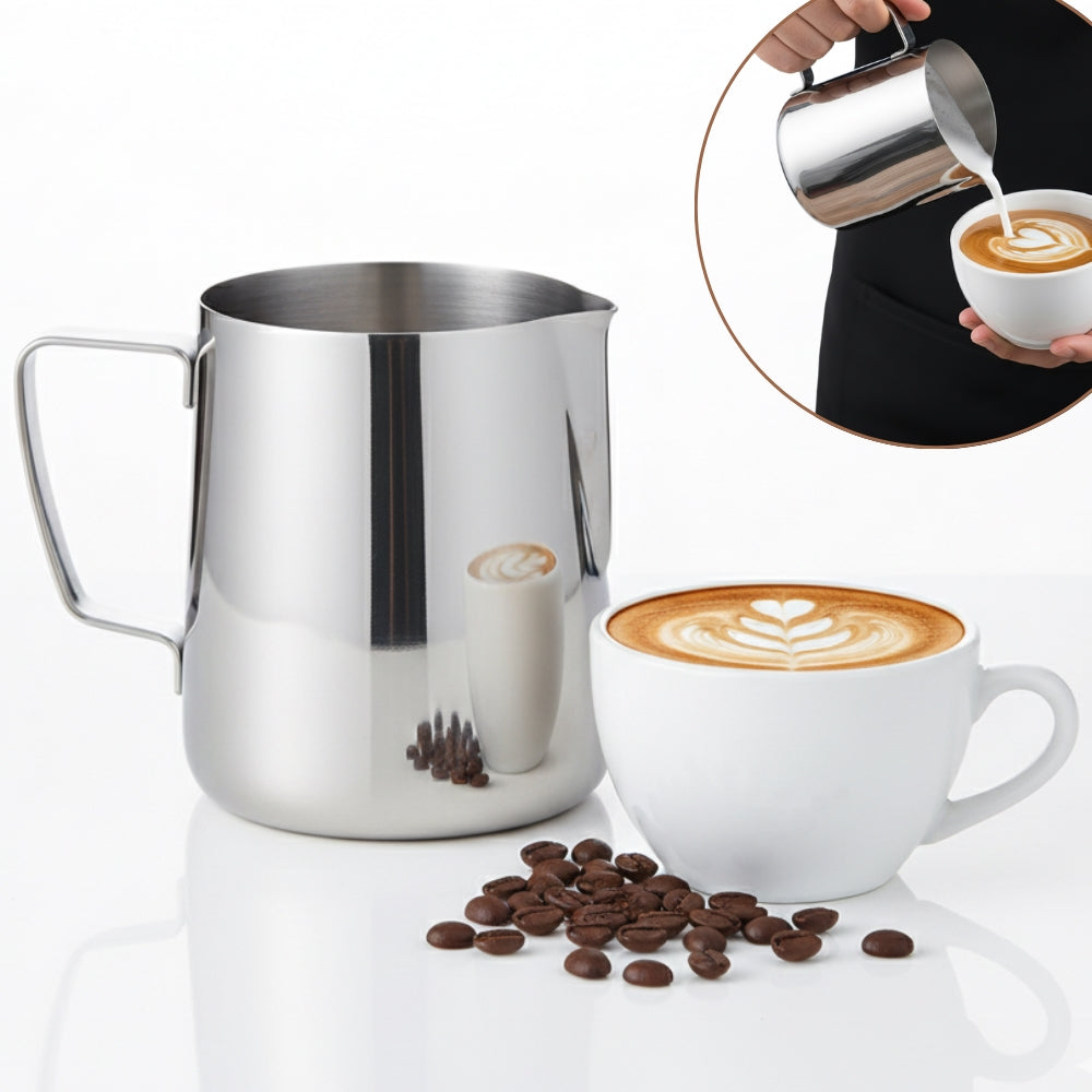 Cana de spumare de inox de 900 ml pe fundal alb lângă o ceașcă de cappuccino cu Latte Art și boabe de cafea. Într-un cerc, se vede un barista turnând lapte.