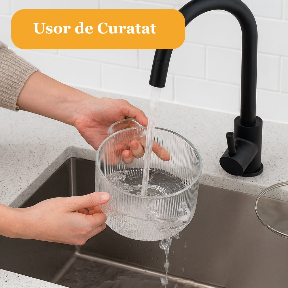 In poza este aratata o oala din sticla cum este curatata sub jetul de apa de la robinet