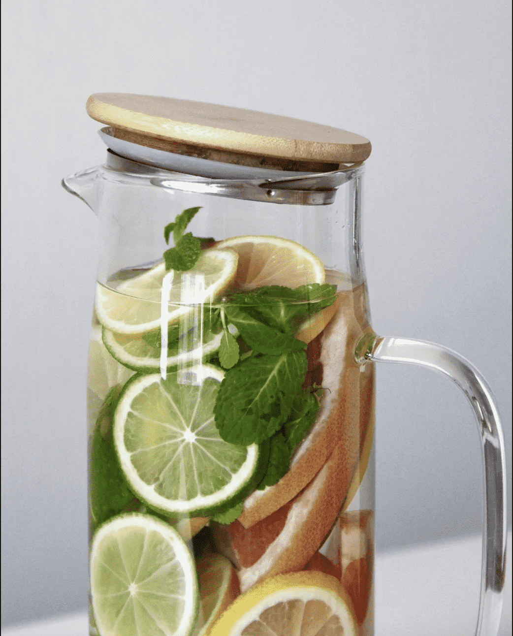 Carafa 1,5 L pentru Apa din sticla borosilicată Koken, recipient cu Capac din bambus si otel inoxidabil, Ulcior 26 x 8,5 cm, rezistenta la apa fierbinte, Transparent/Lemn