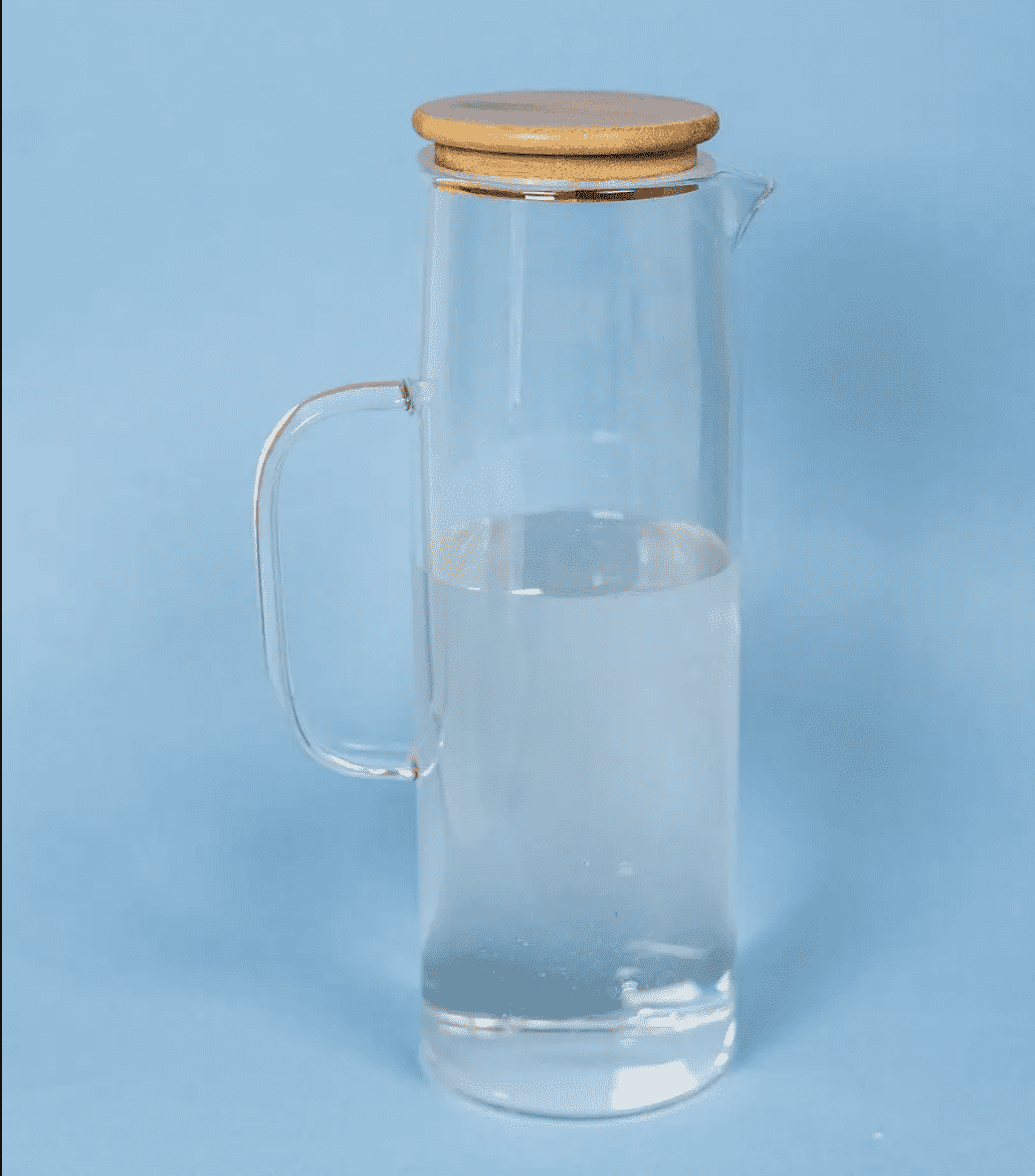 Carafa 1,5 L pentru Apa din sticla borosilicată Koken, recipient cu Capac din bambus si otel inoxidabil, Ulcior 26 x 8,5 cm, rezistenta la apa fierbinte, Transparent/Lemn