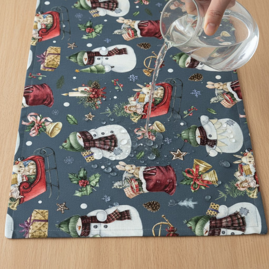 Traversa de masa 180x40cm, din bumbac, Koken, Impermiabila, fata de masa imprimeu Craciun 3D, Rezistenta la pete si murdarie, Albastra