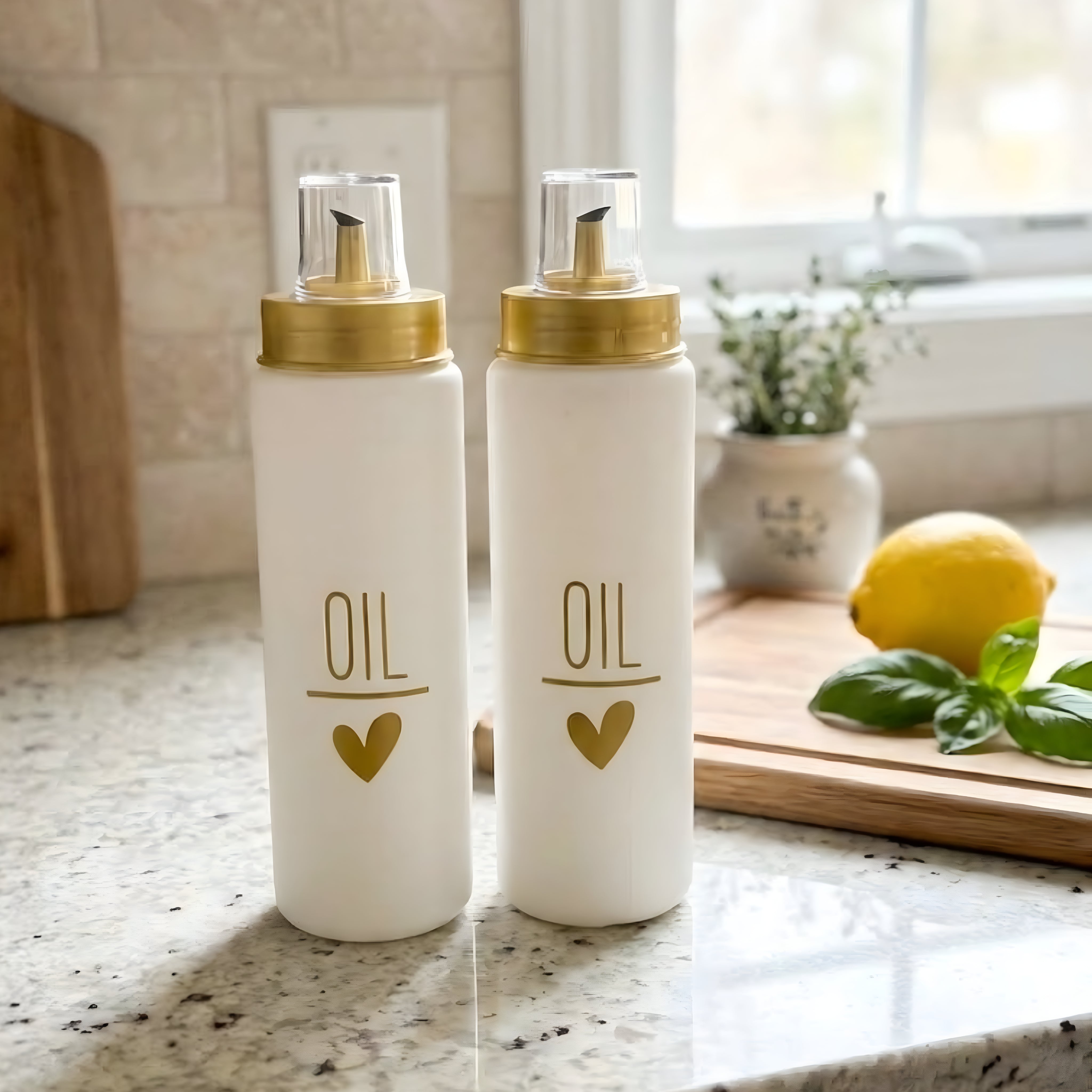 Set 2 Oliviere din sticlă pentru ulei – 550 ml, cu capac plastic anti-picurare, recipiente pentru ulei, design elegant „OIL”, Alb/Auriu