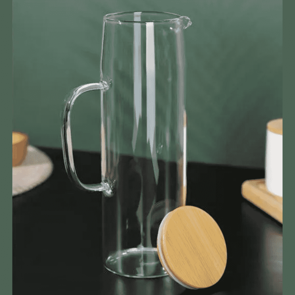 Carafa 1,5 L pentru Apa din sticla borosilicată Koken, recipient cu Capac din bambus si otel inoxidabil, Ulcior 26 x 8,5 cm, rezistenta la apa fierbinte, Transparent/Lemn