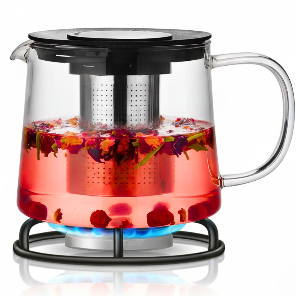 Ceainic din sticla borosilicata Koken transparent cu infuzor din inox cu volum de 1.5L . Ceainicul se afla pe un ochi de plita pe gaz.