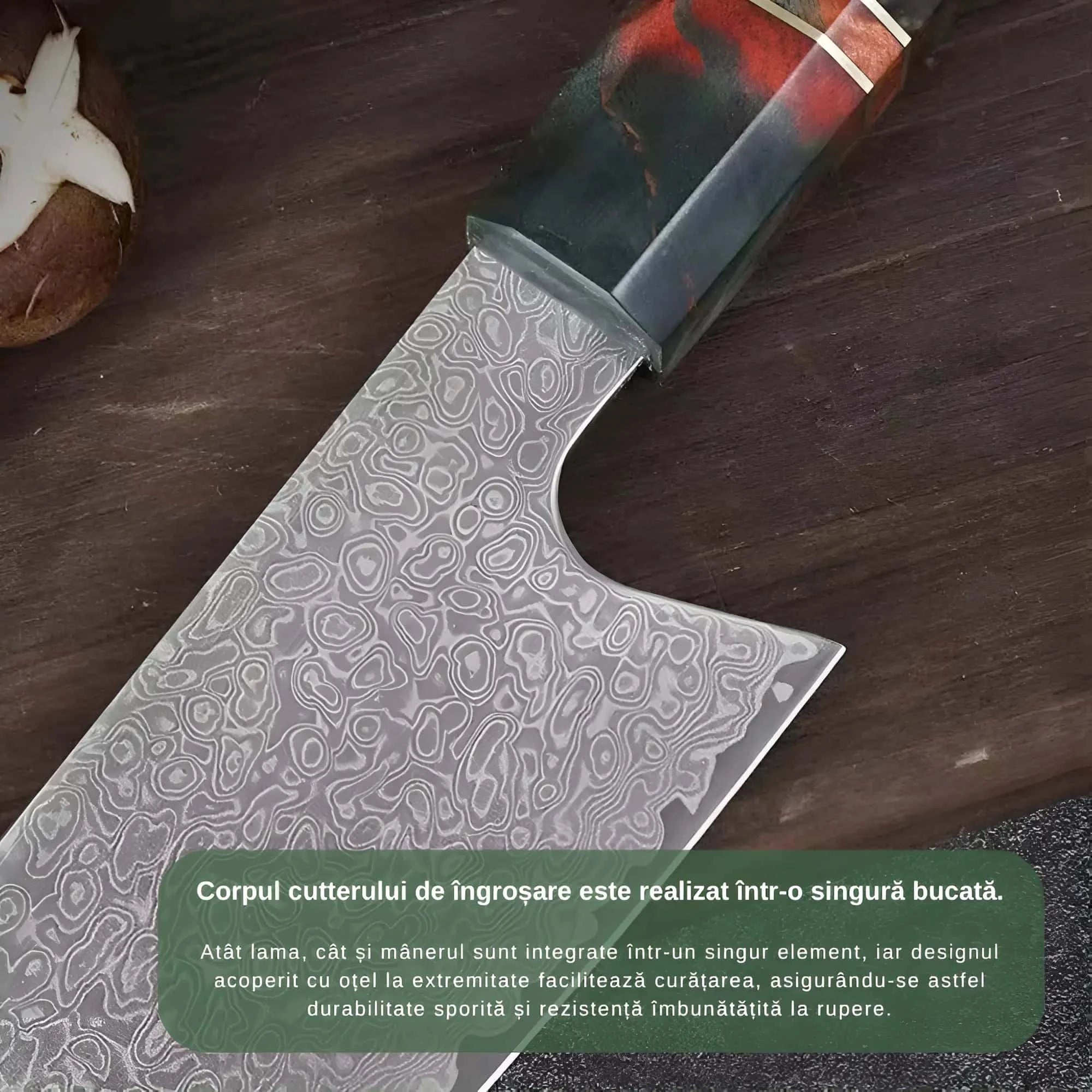 In poza este reprezentat avantajul cutitului - atat lama, cat si manerul sunt integrate intr un singur element, iar designu acoperit cu otel la extremitate faciliteaza curatarea, ceea ce asigura durabilitatea sporita si rezstenta imbunatatita la rupere.