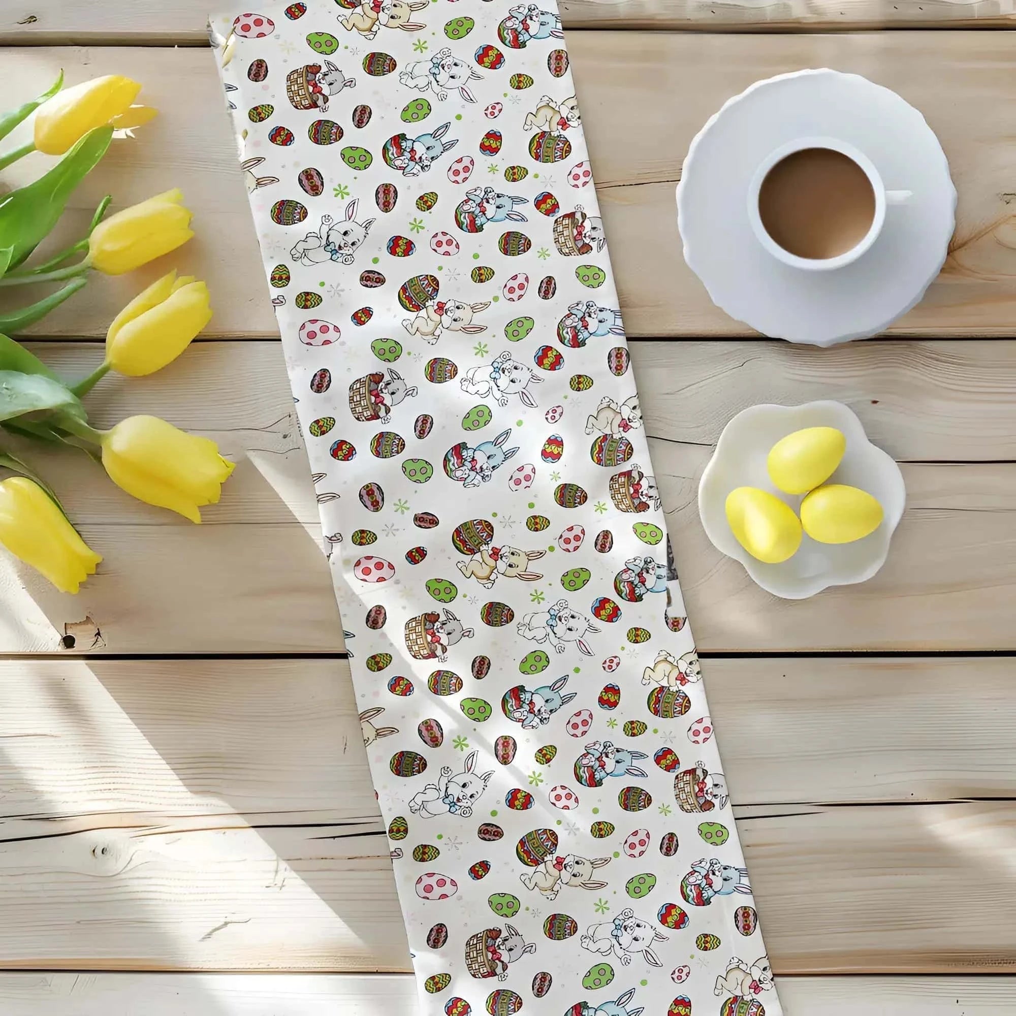 In poza este reprezentata traversa de masa cu un decor de Pasti.