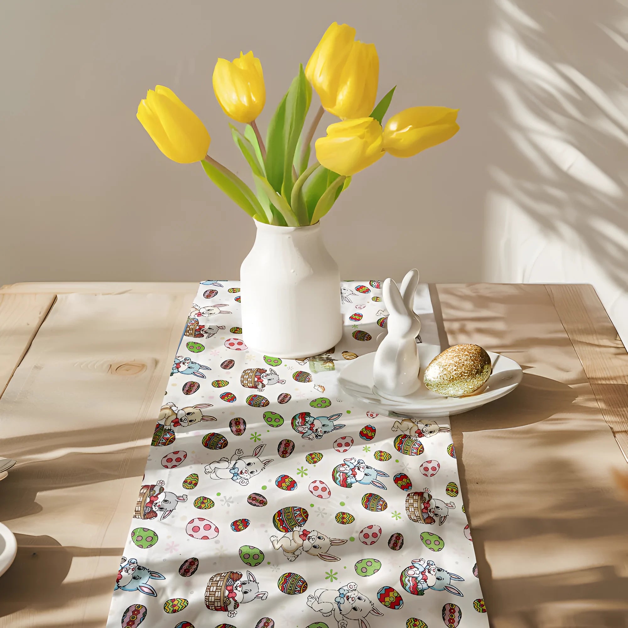 In poza este reprezentata traversa de masa cu un decor de Pasti.