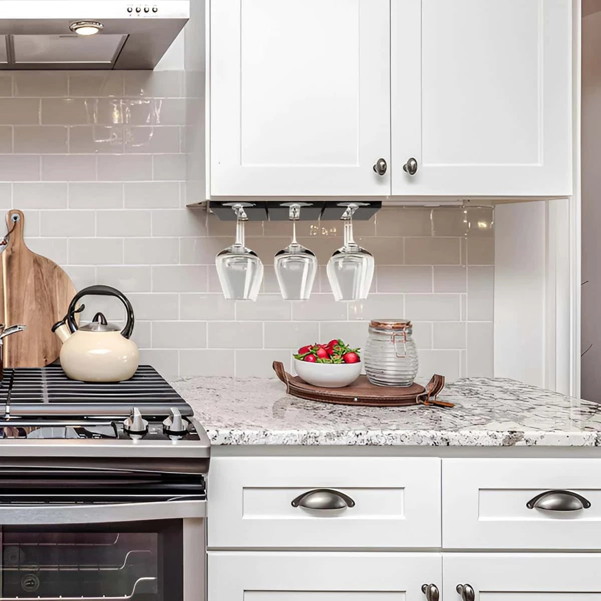 In poza este reprezentat suportul suspendat pentru pahare cu picior Koken.