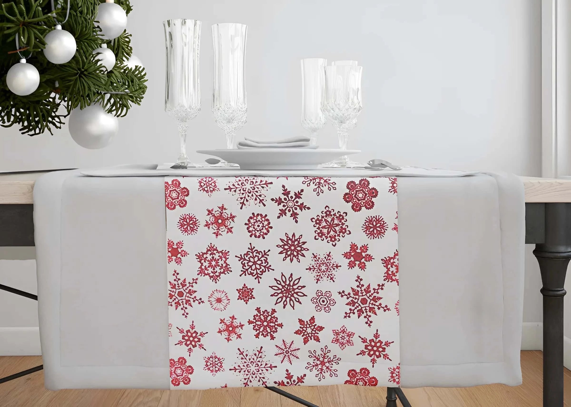In poza este reprezentata traversa de masa integrata intr-un decor de Craciun.