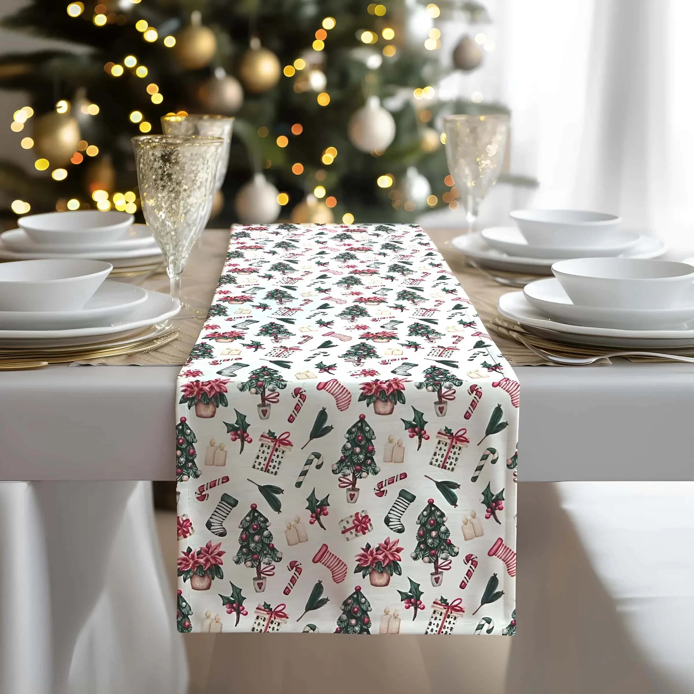 In poza este reprezentata traversa de masa incadrata intr-un decor de Craciun.