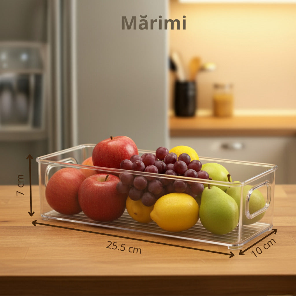 Organizator transparent din plastic Koken cu manere laterale, umplut cu fructe proaspete – mere, struguri, lamai si pere – asezat pe blatul unei bucatarii moderne, cu dimensiuni indicate 25.5 x 10 x 7 cm.