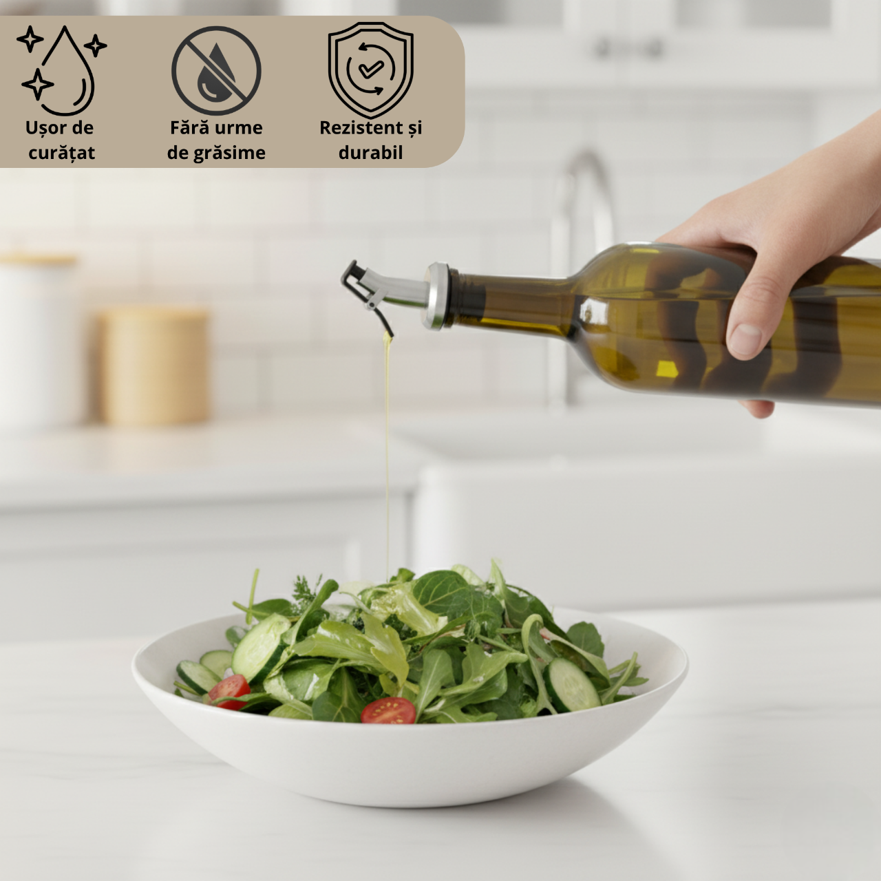 Turnare ulei din oliviera verde  Koken cu dop dozator peste o salată într-un bol alb; mână ține sticla; pictograme: ușor de curățat, fără urme de grăsime, rezistent și durabil; fundal bucătărie modernă.