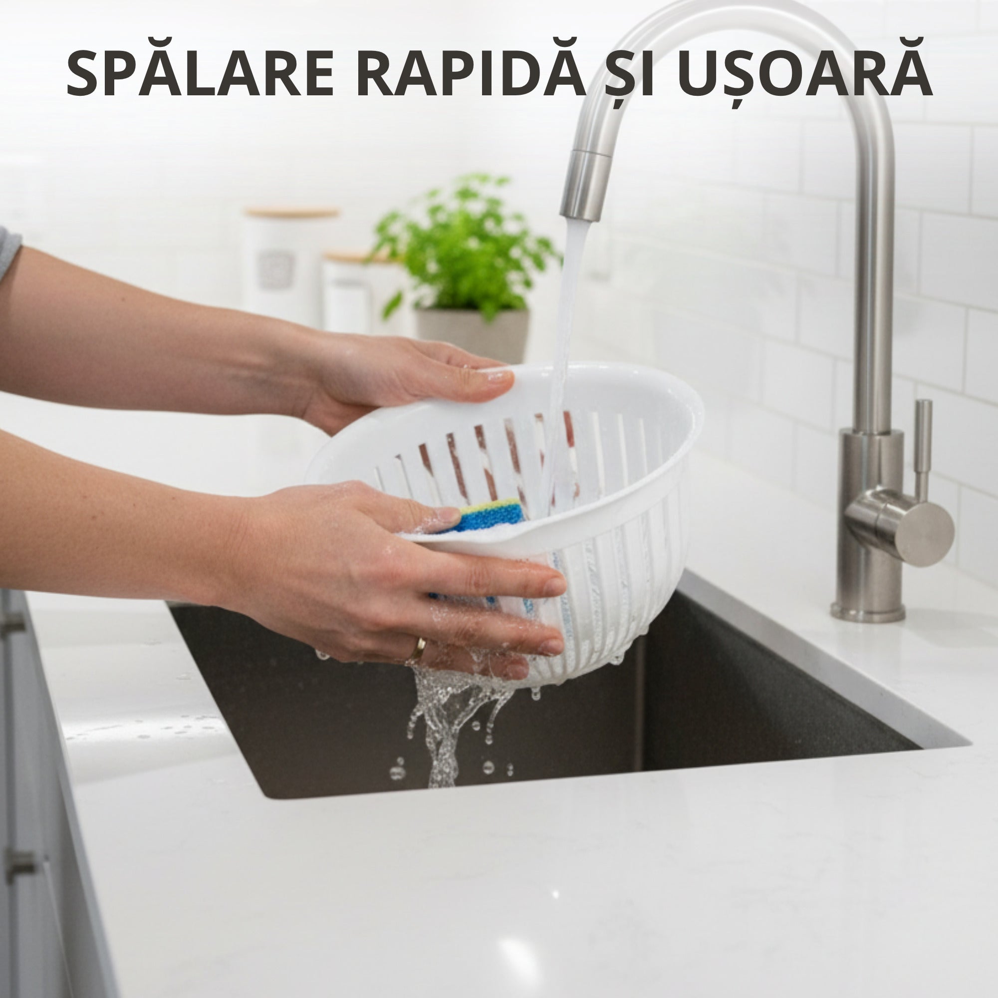 Persoana spala un recipient alimentar Koken din plastic gri sub jet de apa la chiuveta dintr-o bucatarie moderna.