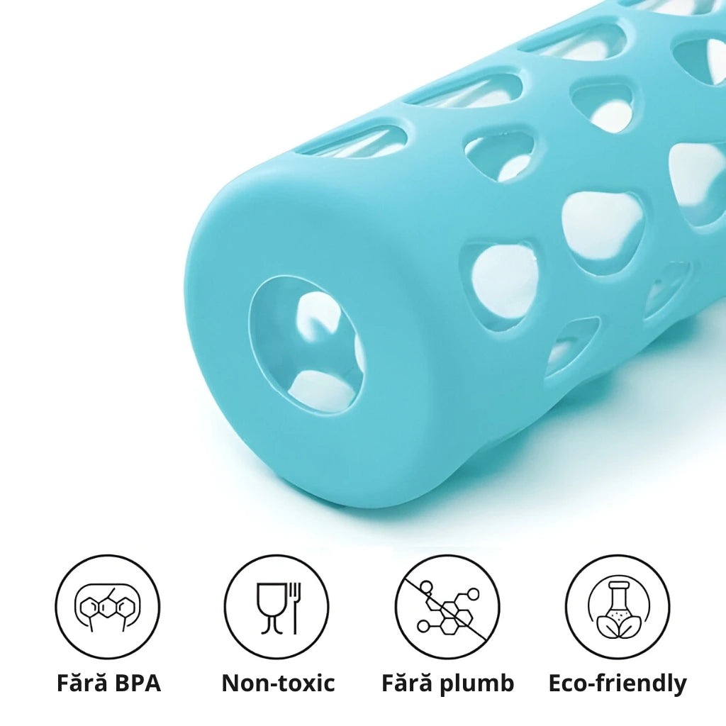 Partea posterioara a sticlei borosilicate cu husa din silicon de culoare turcoaz, cu 4 embleme jos ce reflecta caracteristicile importante ale produsului: Fara BPA, non-toxic, fara plumb si eco-friendly.