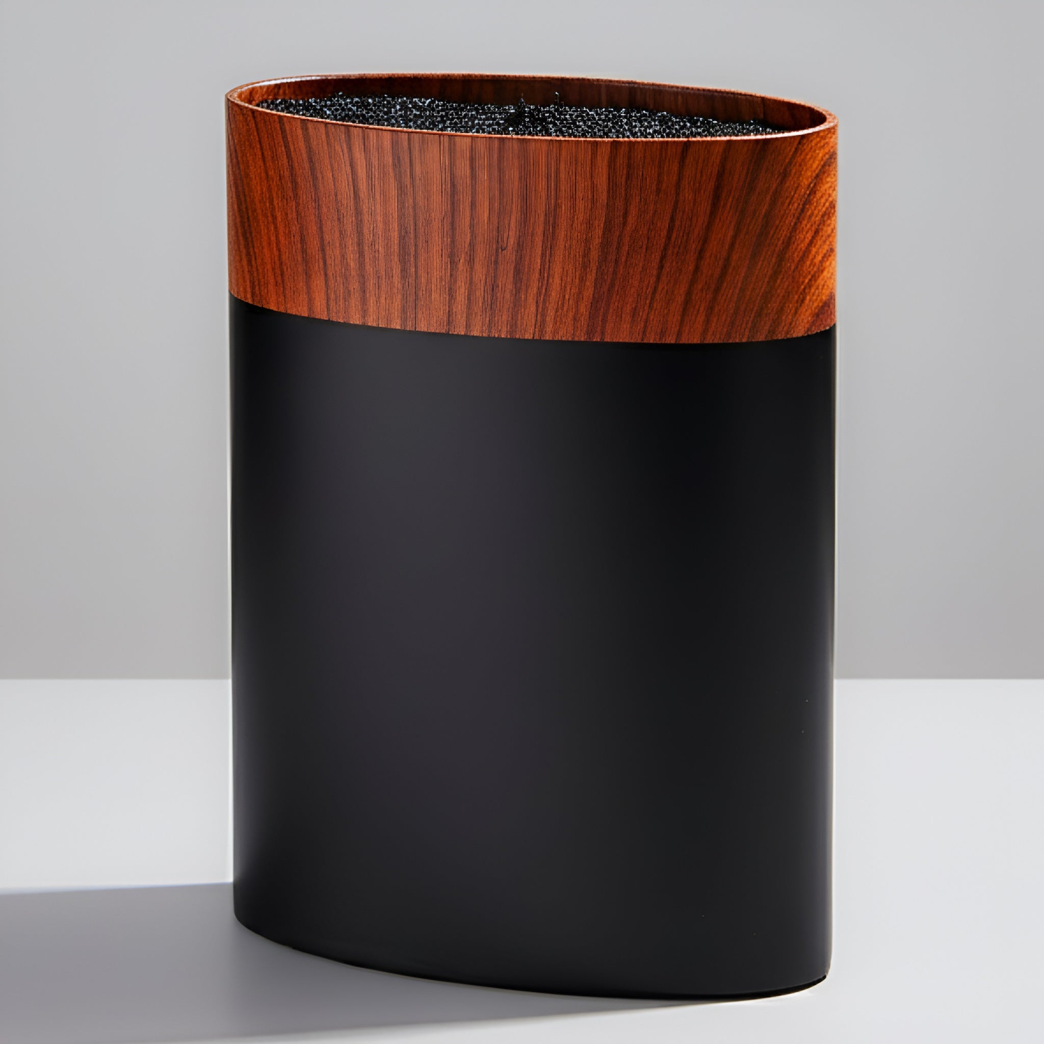 Suport universal pentru cutite in forma ovala cu fire din nylon in interior . Facut din plastic fara BPA, exterior culoare negru mat si o dunga din imitatie de lemn.