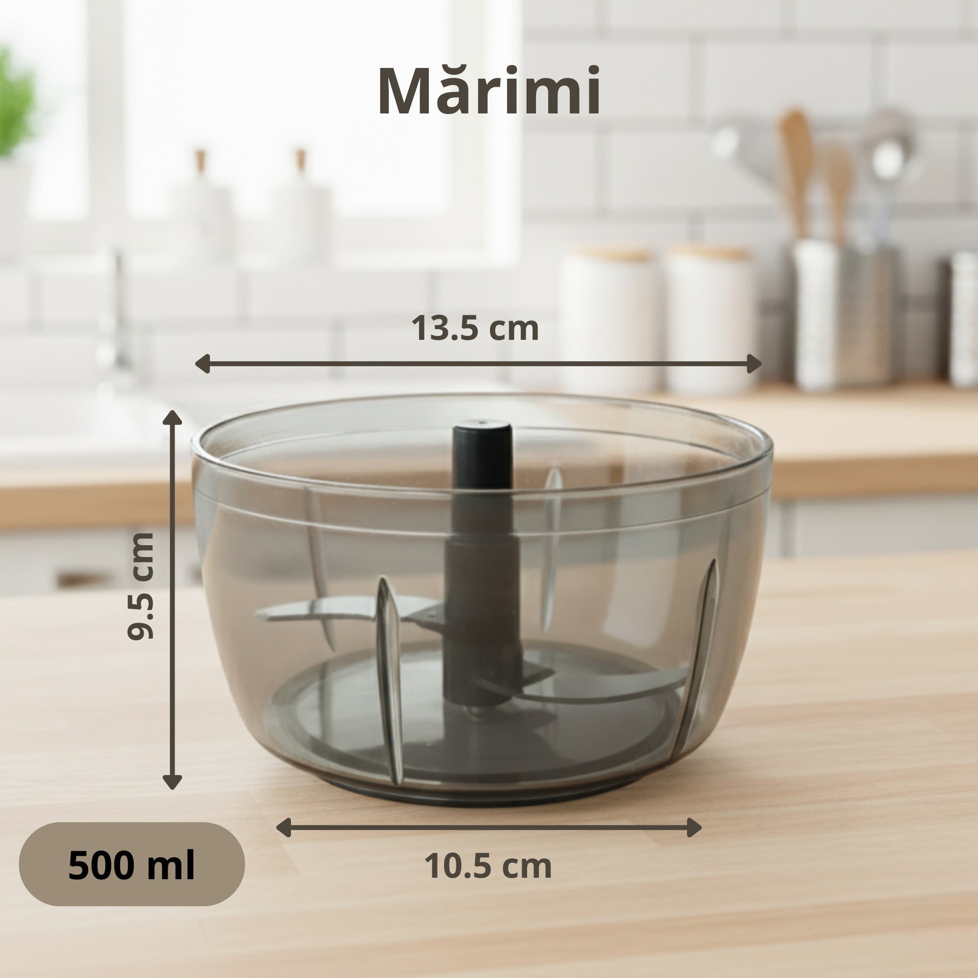 Tocator manual Koken din plastic transparent, capacitate 500 ml, cu dimensiuni afisate: inaltime 9.5 cm, diametru superior 13.5 cm, diametru inferior 10.5 cm, plasat pe blat de bucatarie moderna.