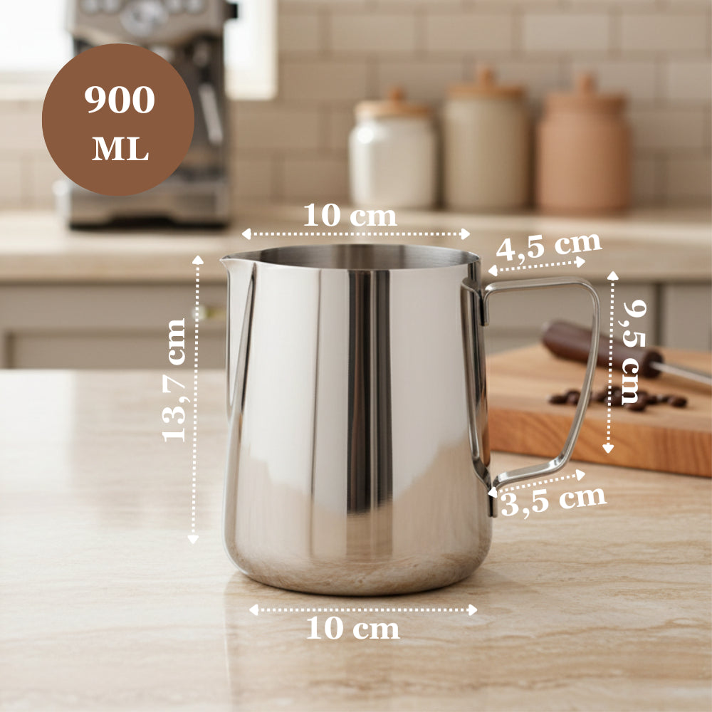 Fotografie a cănii de spumare de 900 ml pe un blat de bucătărie. Suprapunere cu dimensiunile exacte (înălțime 13,7 cm, diametru 10 cm, dimensiuni mâner) și capacitatea de 900 ML.
