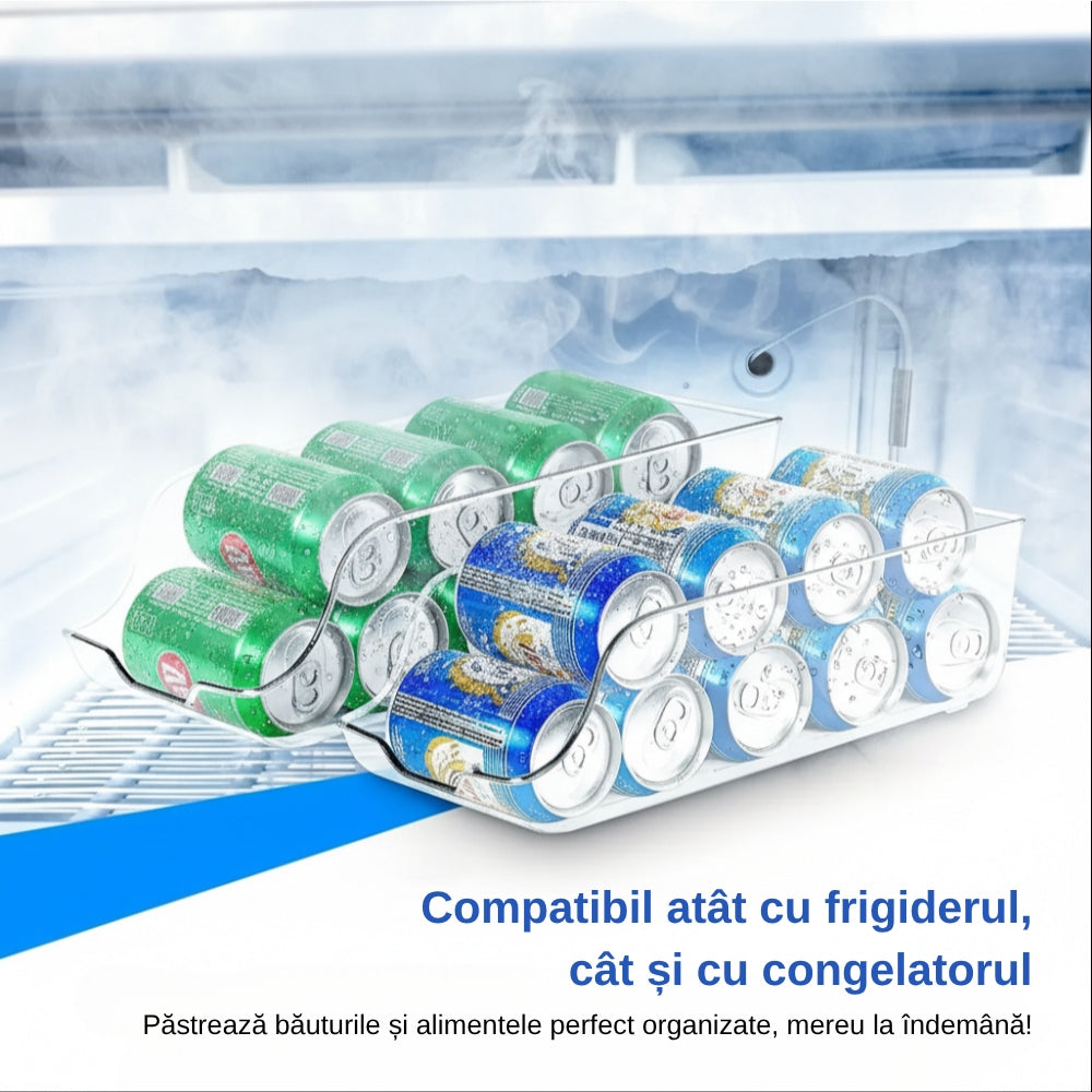 Cutie transparentă plină cu doze de băuturi verzi și albastre, așezată pe un raft în frigider. Contextul cu abur sugerează răcirea intensă.