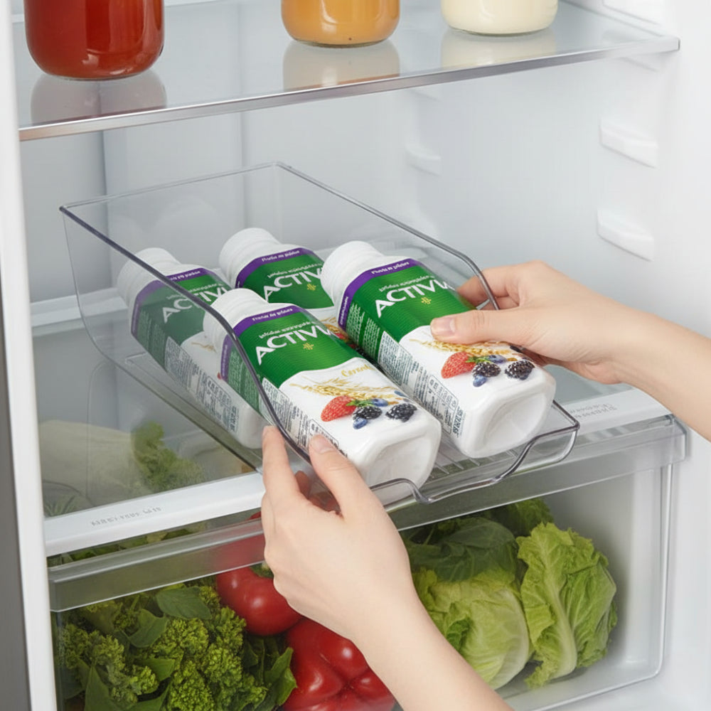  Organizator transparent cu iaurturi Activia, scos din frigider de o mână. 