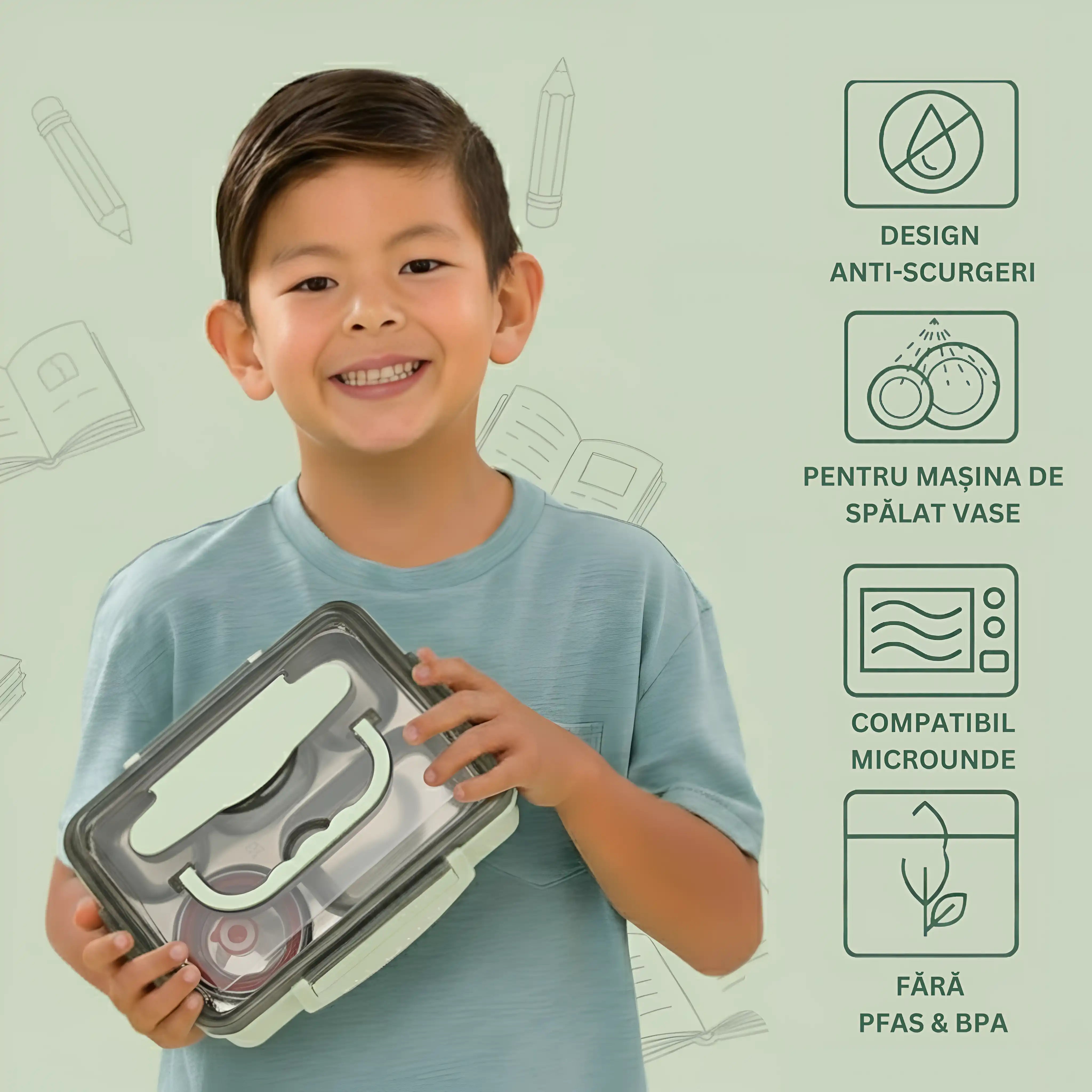 Un copil asiat tine in maini o cutie de pranz cu 5 compartimente, verde, sunt specificate beneficiile cutiei de pranz cum ar fi design anti-scurgeri, siguranta pentru masini de spalat, compatibil cu microunde si fara BPA si PFAS.