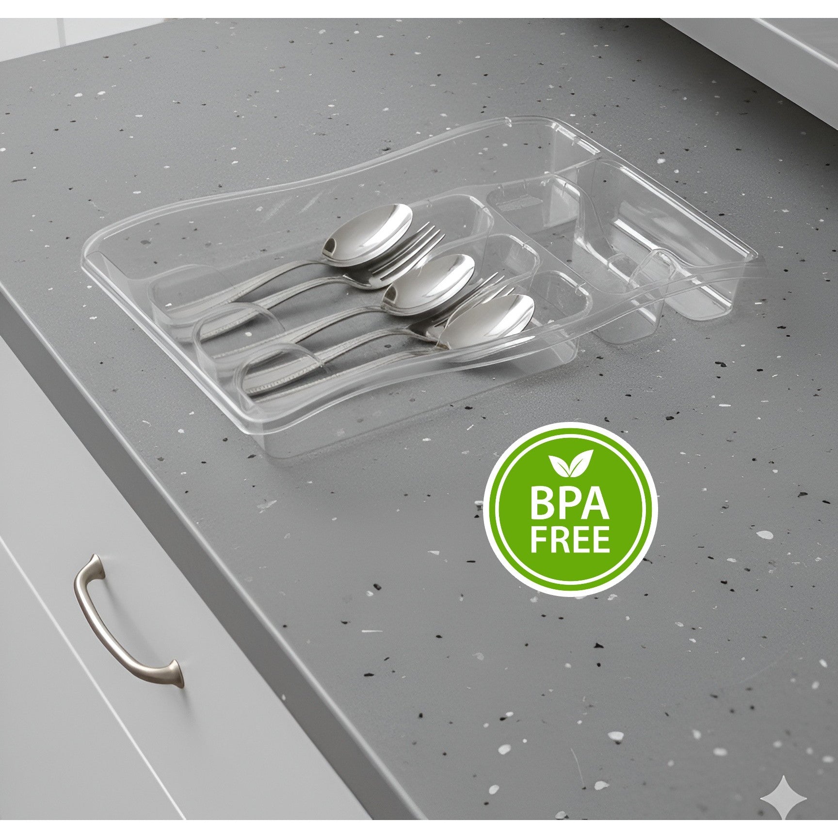 Organizatorul Koken pentru tacamuri pe un blat de bucatarie cu emblema FARA BPA