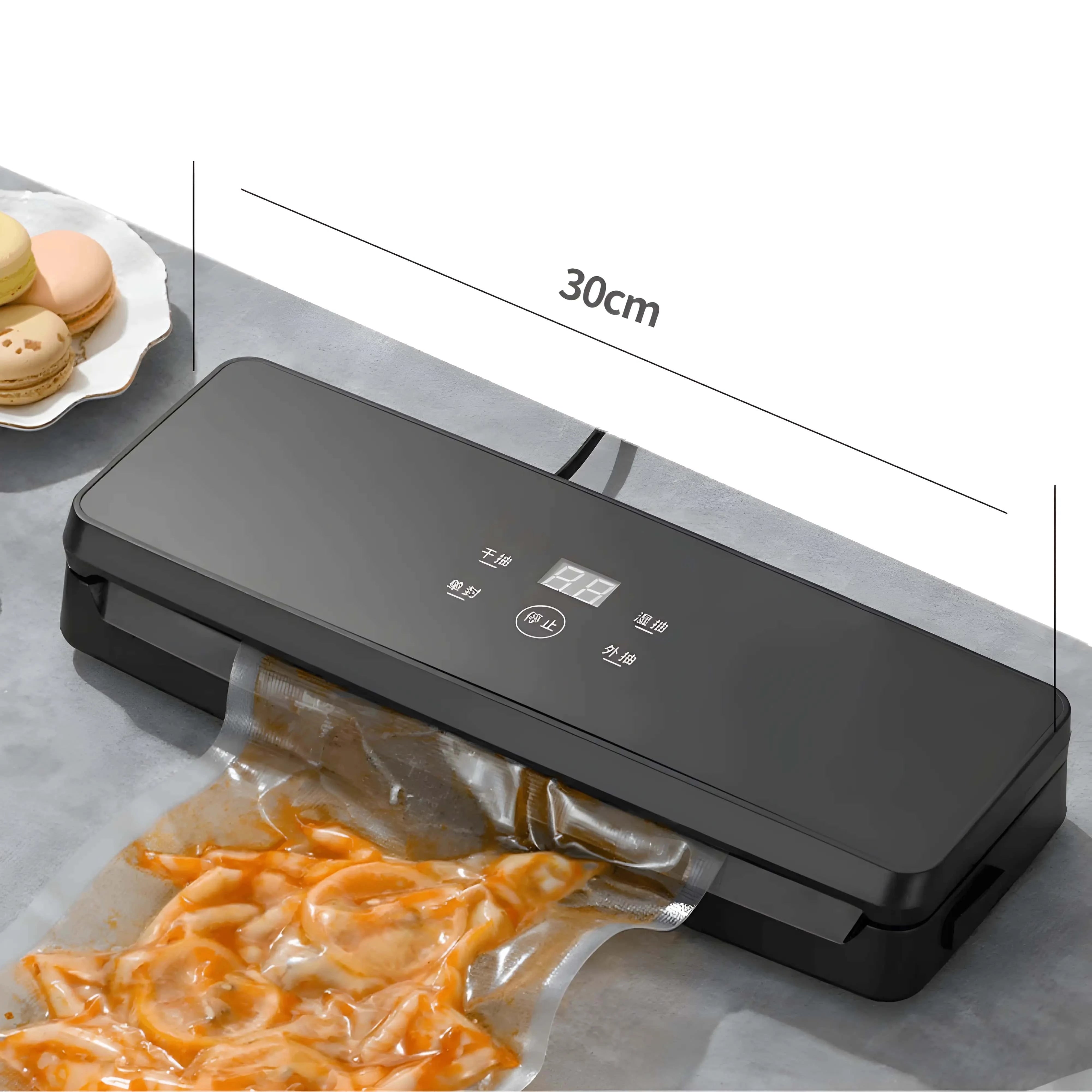 Imagine care prezintă dimensiunile aparatului de vidat Koken: lungime 30 cm, înălțime 9,5 cm și lățime 15,6 cm.