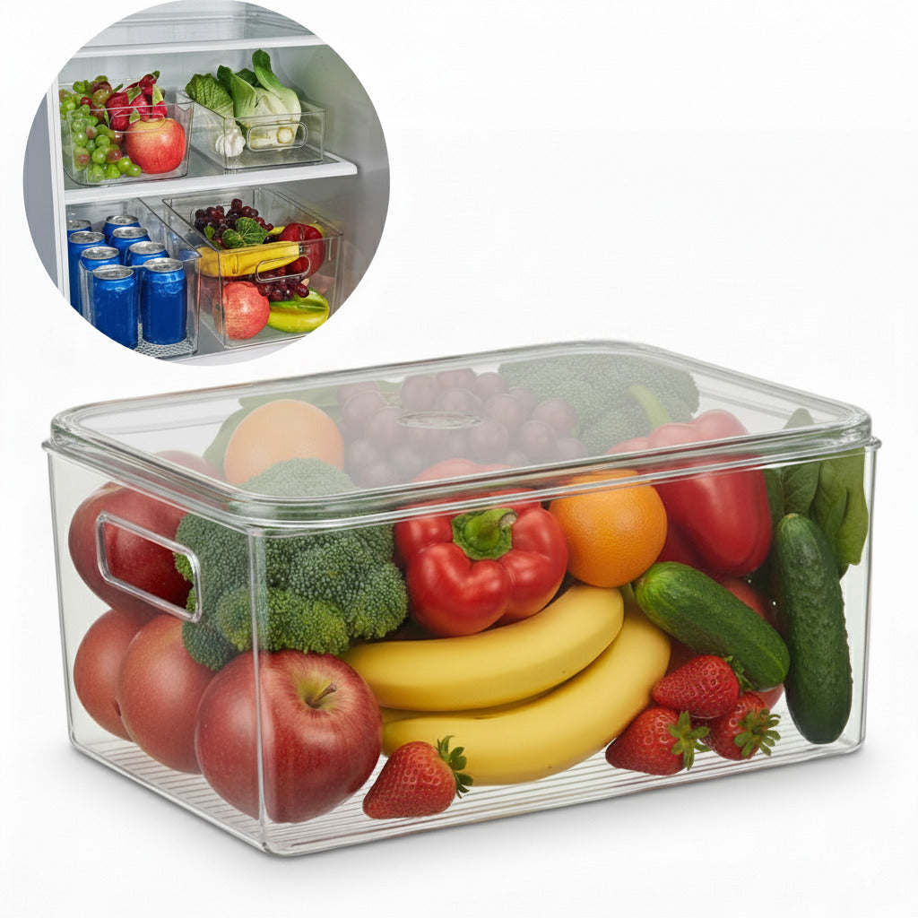Recipient transparent din plastic cu capac si manere laterale Koken, plin cu fructe si legume proaspete – banane, mere, ardei, broccoli, castraveti si capsuni – prezentat pe fundal alb, cu o imagine mica insetata ce arata utilizarea in frigider.