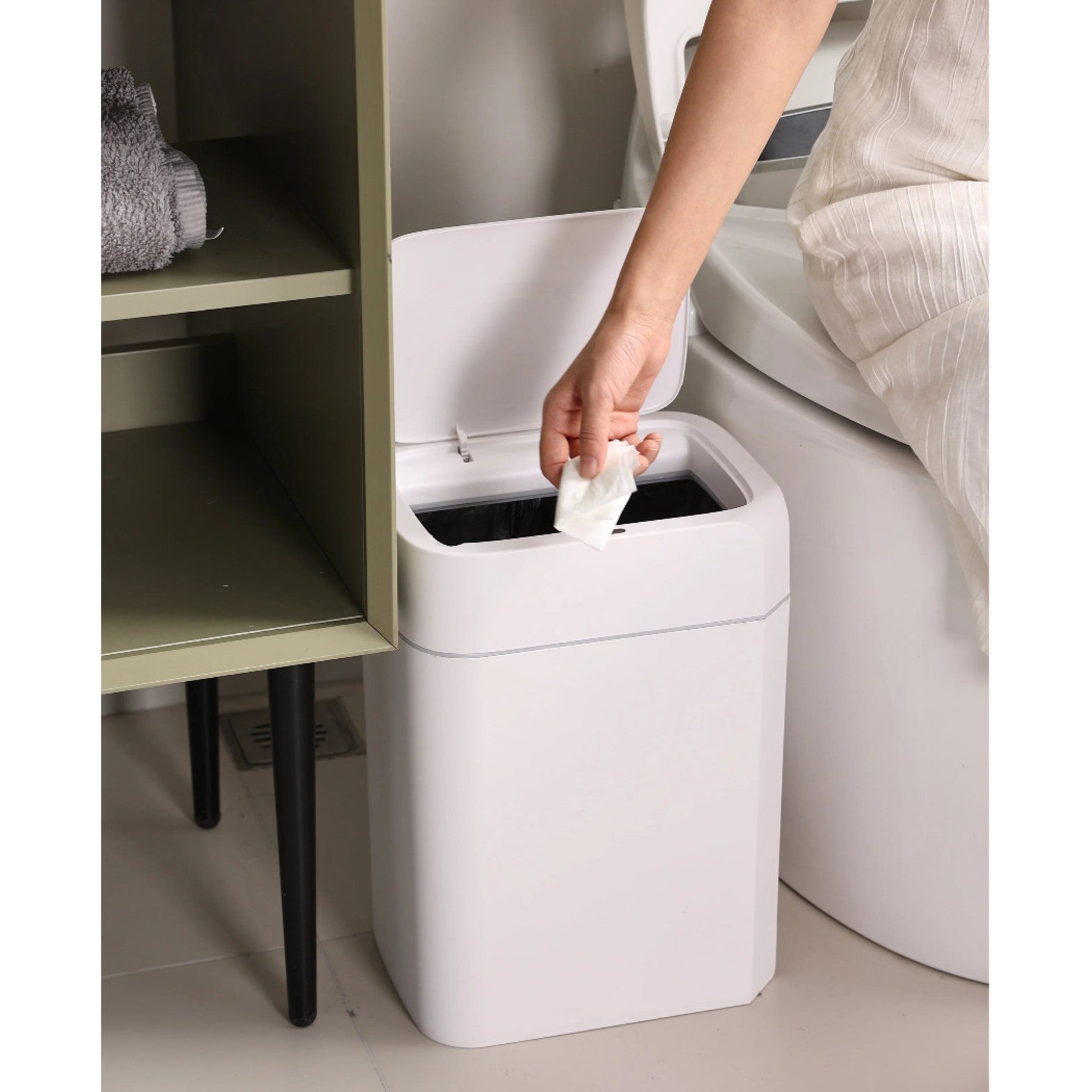 Cos de gunoi cu senzor de miscare infrarosu Koken, 18 L, Cos gunoi bucatarie, capac automat anti-miros, silentios, Rezistent la apa IPX5, Design elegant, 26.5x20.2x31.8 cm, Alb