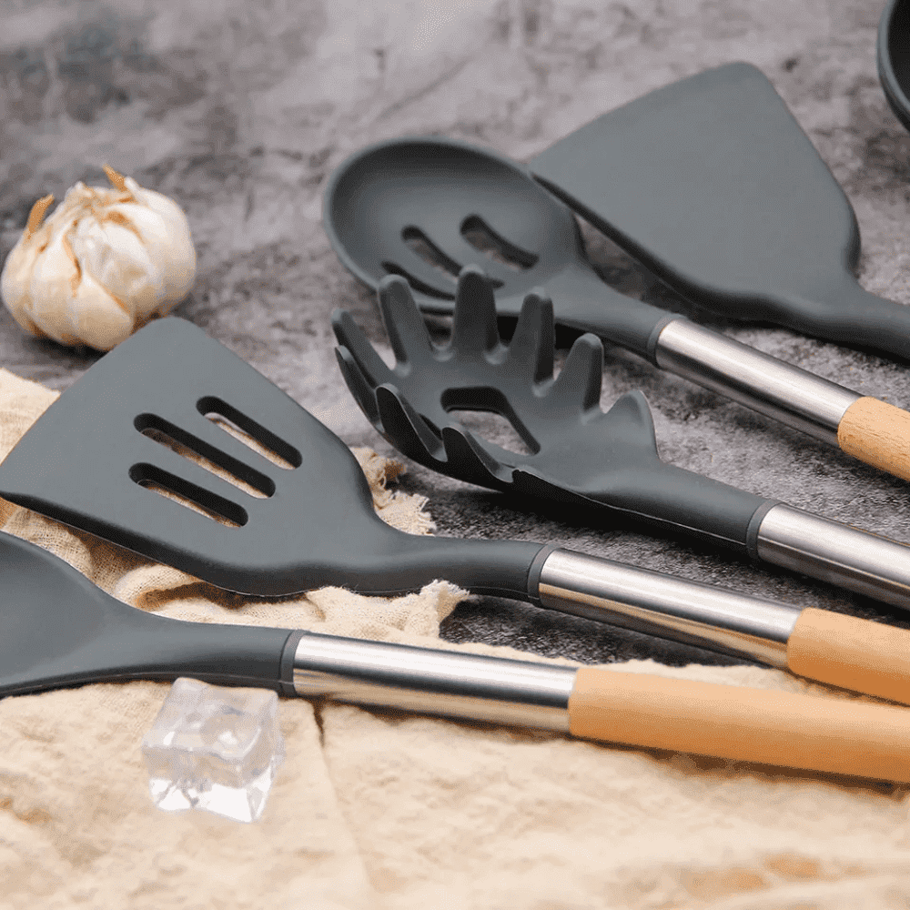 Set Ustensile Bucatarie Koken.ro, 11 piese Lemn si Silicon alimentar, Suport inox, Antiaderente, Termorezistente, Negru + Suport Lingura - köken