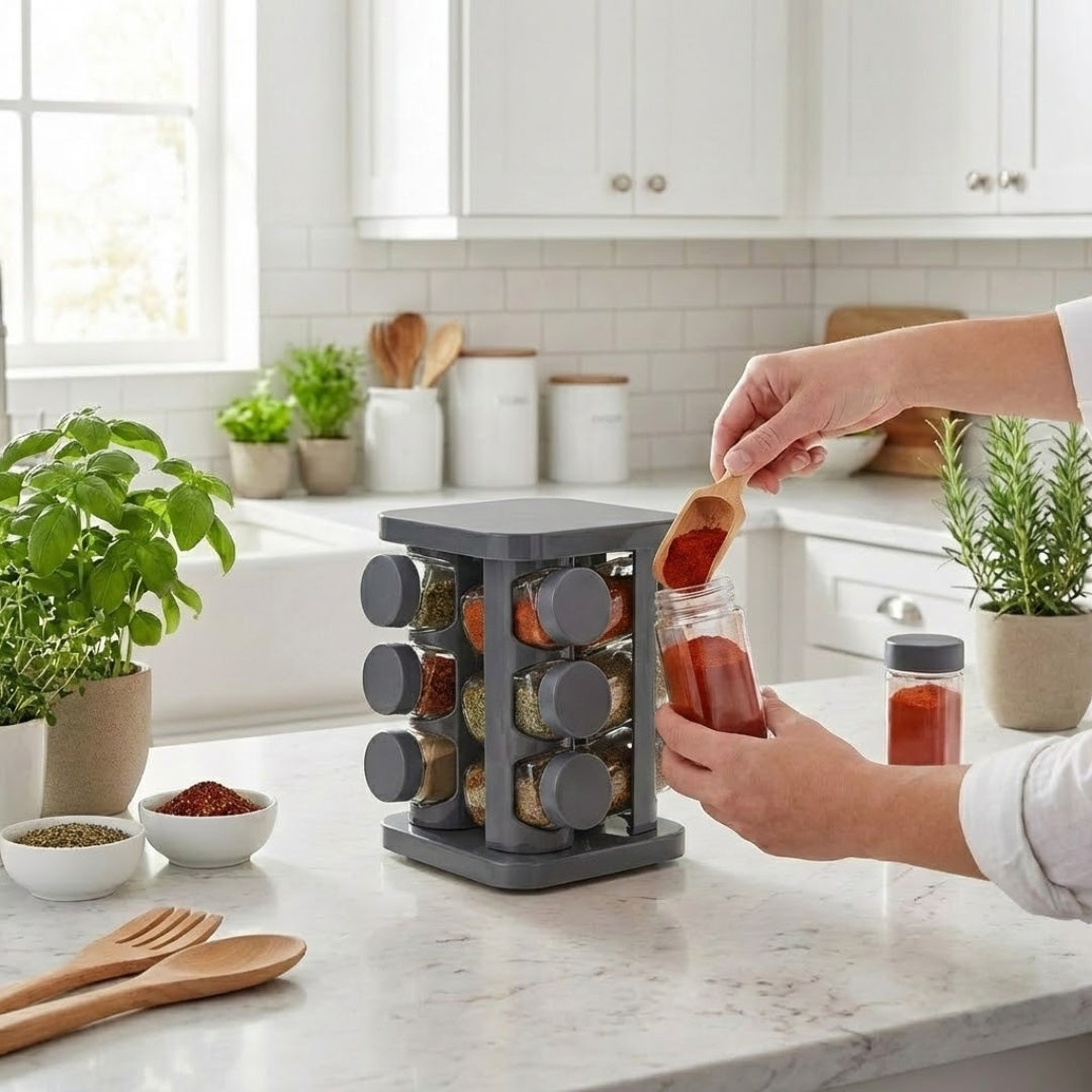 suport condimente Koken negru cu 12 borcane din sticla pe blat de bucatarie, langa un borcan scos din suport