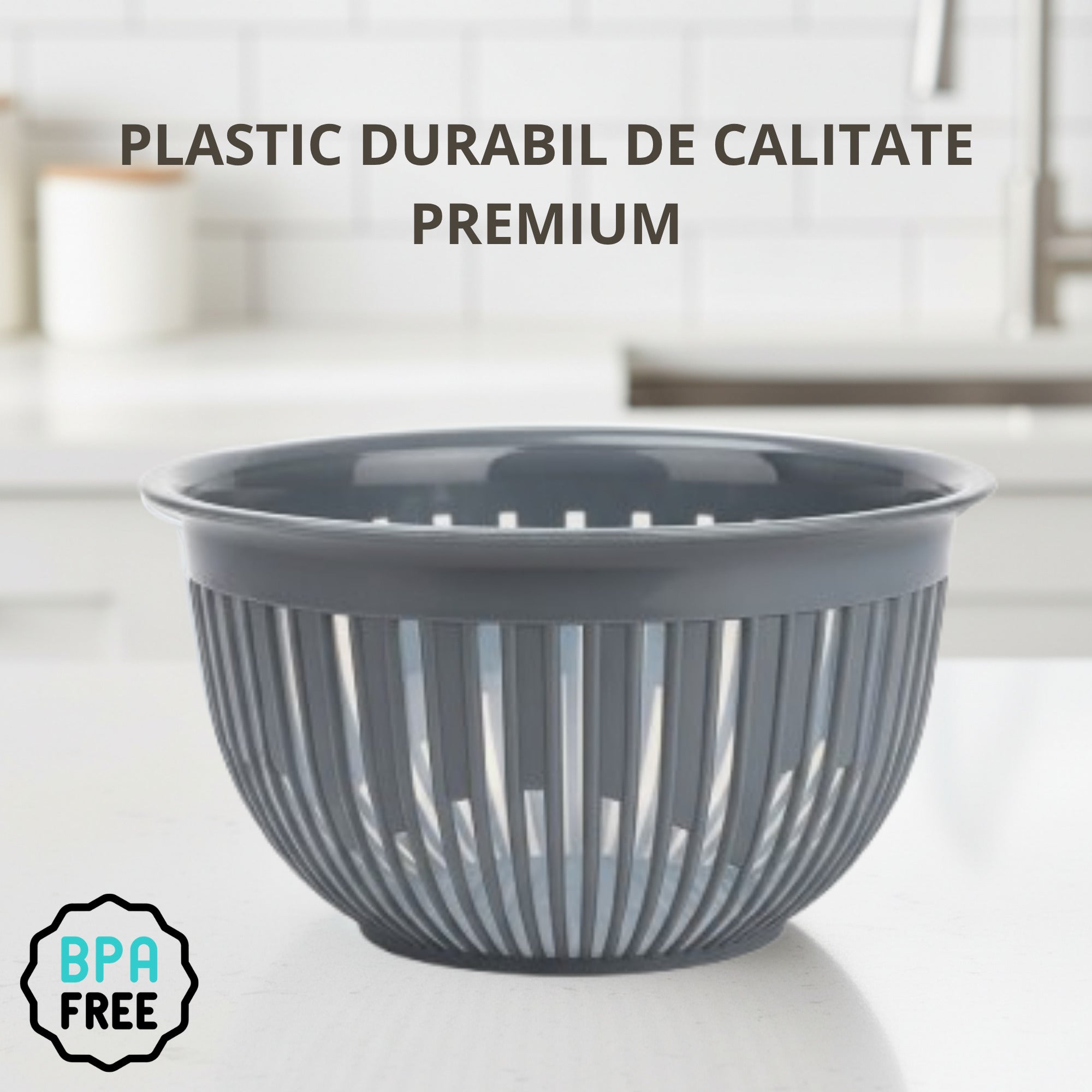 Un recipient de culoare gri deschis pe un blat al unei mese din o bucatarie moderna. Recipientul e pe prim-plan, e evidentiat materialul recipientului, un plastic durabil de calitate premium BPA Free