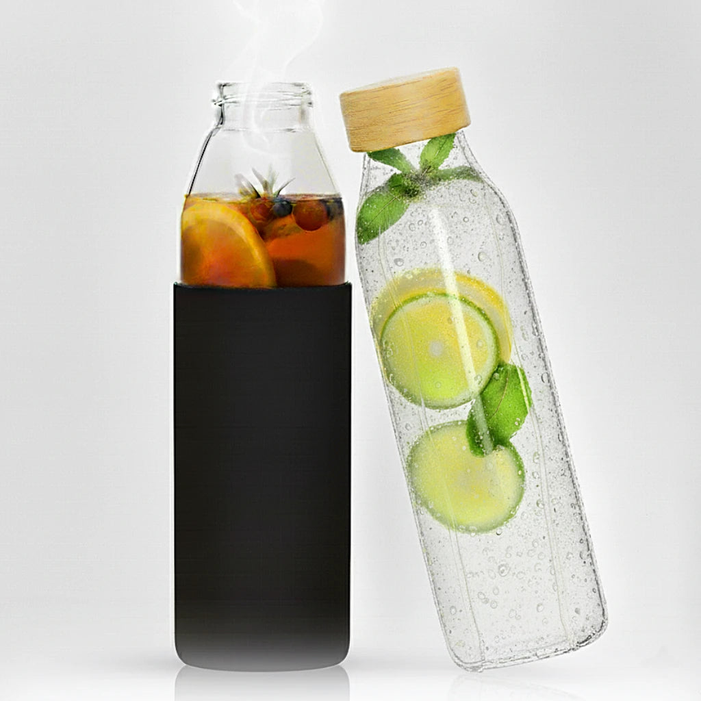 2 Sticle borosilicate cu capac din bambus. Volumul fiecarei sticle 500ml, unul cu ceai fierbinte, altul cu limonada rece. Perfect pentru sport, plimbari, drumetii, odihna.